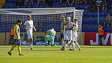 ZVLÁTNÍ TREFA. Nadaný záloník Tom Sloník (19) v dresu Hradce vypustil...