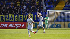 NÁVRAT DOM�. Nadaný zálo�ník Tom Slon�ík se v dresu Hradce zdraví s fanou�ky...