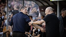 POZDRAV TRENÉR. Hlavní kou plzeských fotbalist Miroslav Koubek (vpravo) se...