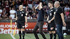 Sparanský trenér Brian Priske proívá dní na trávníku pi utkání s Plzní.