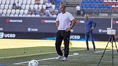 Teplický kou Zdenko Frala bedliv pozoruje dní na trávníku v Olomouci.