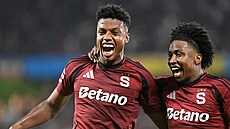 Sparantí fotbalisté John Mercado a Angelo Preciado (vpravo) slaví vyrovnávací...