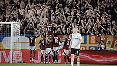 Fotbalisté Sparty s kotlem oslavují gól Veljka Birmanevie, který z penalty...