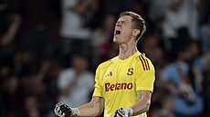 Sparanský branká Peter Vindahl slaví vítzství ve lágru fotbalové ligy proti...