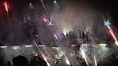 Sparantí fanouci za chrlícího ohostroje oslavují vítzství ve lágru...