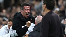 Trenér Fulhamu Marco Silva emotivn oslavuje gól svého týmu.