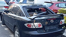 Jeden z vrak� na parkovi�ti na Karlínském nám�stí