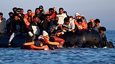 Migranti se pokou�ejí p�ekro�it Laman�ský pr�liv ze severní Francie. (26. zá�í...