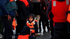 Migranti se pokou�ejí p�ekro�it Laman�ský pr�liv ze severní Francie. (26. zá�í...