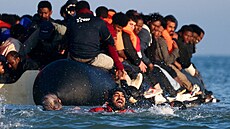 Migranti se pokou�ejí p�ekro�it Laman�ský pr�liv ze severní Francie. (26. zá�í...