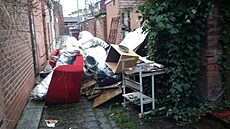 V britském Manchesteru místní obyvatelé vyistili uliku, která byla roky...