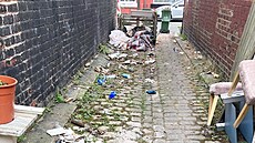 V britském Manchesteru místní obyvatelé vyistili uliku, která byla roky...