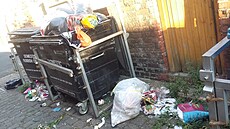 V britském Manchesteru místní obyvatelé vyistili uliku, která byla roky...