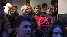 Pedvolební kampa PIRÁTI. Na pivo se Zdekem Hibem a Ivanem Bartoem. (24....