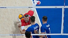 Libero Milan Moník zasahuje ve �tvrtfinále volejbalového mistrovství sv�ta.