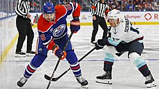 David Tomá�ek (86) brání puk p�ed Jadenem Schwartzem.