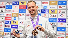 Jan �tefela s bronzovou medailí a rybá�skou t�pytkou, kterou za úsp�ch na MS v...