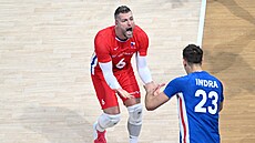 Milan Moník a Patrik Indra slaví uhraný bod ve tvrtfinále MS s Íránem.