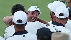 Rory McIlroy a zbytek Týmu Evropa se raduje z triumfu na Ryder Cupu.