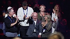 Legendární Rod Laver zdraví fanouky.