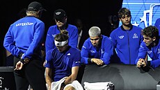 Zadumaná lavika Výbru Evropy radí Alexanderu Zverevovi.