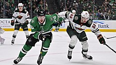 David Jiíek a Adam Erne bruslí za pukem do rohu kluzit.