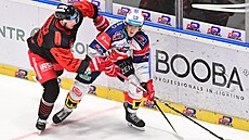 Luká Sedlák si u mantinelu kryje puk ped olomouckým obráncem Tomá erným.