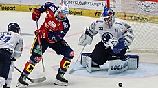 Plzeský branká Jan Rika v akci proti Pardubicím.