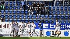 Fotbalisté Slovácka slaví vyrovnávací trefu v utkání s Karvinou.