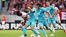 eský obránce Vladimír Coufal brání útonou akci Freiburgu.