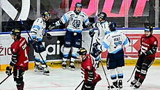 Jaromír Pytlík a jeho liberetí spoluhrái se radují z gólu proti Spart.