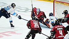 Jaromír Pytlík z bezprostední blízkosti pekonává Martina Michajlova.