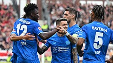 Fotbalisté Bayeru Leverkusen se radují z gólu proti St. Pauli.