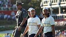 Rory McIlroy (vlevo) a Tommy Fleetwood v akci na Ryder Cupu.