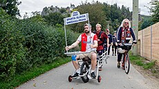 Skupina nadenc míí na trakai z Jizerských hor do hlavního msta na derby...