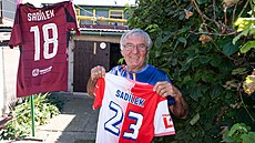 Antonín Jurásek ukazuje na dres Michala Sadílka, svého vnuka.