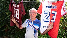 Antonín Jurásek ukazuje na dres Michala Sadílka, svého vnuka.