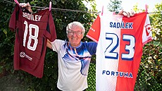 Antonín Jurásek ukazuje na dres Michala Sadílka, svého vnuka.