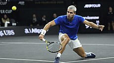 Carlos Alcaraz sleduje balonek b�hem utkání Laver Cupu.