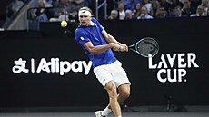 Úder Alexandera Zvereva bhem utkání Laver Cupu.