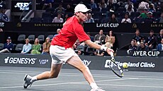 Alex Michelsen se natahuje po balonku bhem utkání na Laver Cupu.