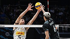 Ital Alessandro Michieletto (vlevo) se sna�í zablokovat balon v osmifinále MS...