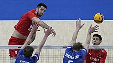 Turek Adis Lagumdija (vlevo) posílá balon pes sí v osmifinále MS proti...