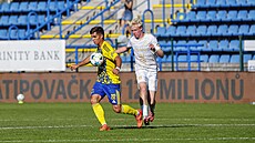 Tom Sloník (vpravo) z Hradce Králové stíhá zlínského Michala Fukalu.