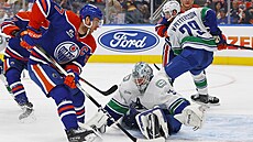 Connor McDavid se snaí pekonat Thatchera Demka.