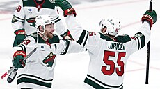 Jakov Trenin a David Jiícek slaví branku Minnesoty.