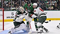 David Jiíek se snaí odtlait Jamieho Benna od branky Cala Petersena.