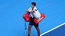 Jakub Men�ík opou�tí kurt po skre�i ve �tvrtfinále.