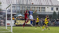 Branká Zdenk Kofro vyskakuje do souboje s Tomáem Hukem.