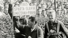 Antonín Pavlíek vjídí s Frantikem Pacákem na strahovský stadion pi derby...